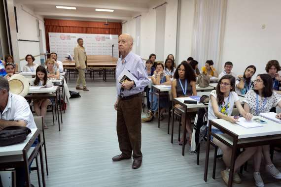 Edwards: “La vida normal a veces es un escándalo, pero mejor que sea así”